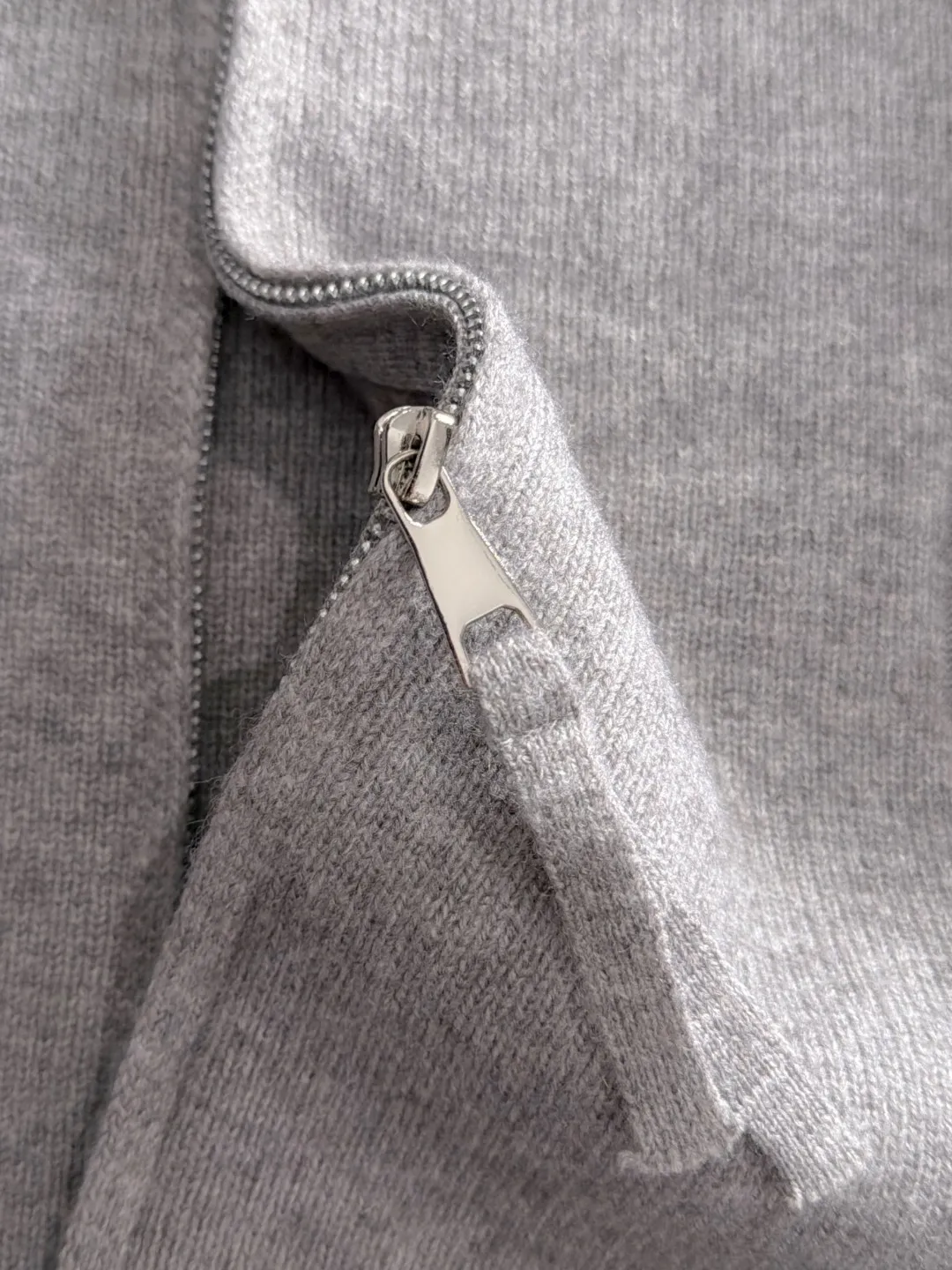 Next day shipping P225 Hermès 2026 Autumn and Winter latest sweaters from the official website, now on sale at the counter simultaneously Hot Sale! Specially made of wool blended fabric. It feels comfortable and can be directly in contact with the skin. The logo badge is exquisitely embroidered, which is extremely eye-catching! The details highlight the fashionable charm of big brands. Exquisite workmanship. Three-dimensional cutting style. The wearing effect is invincible and handsome! All three standards are complete! Sizes:M-3XL